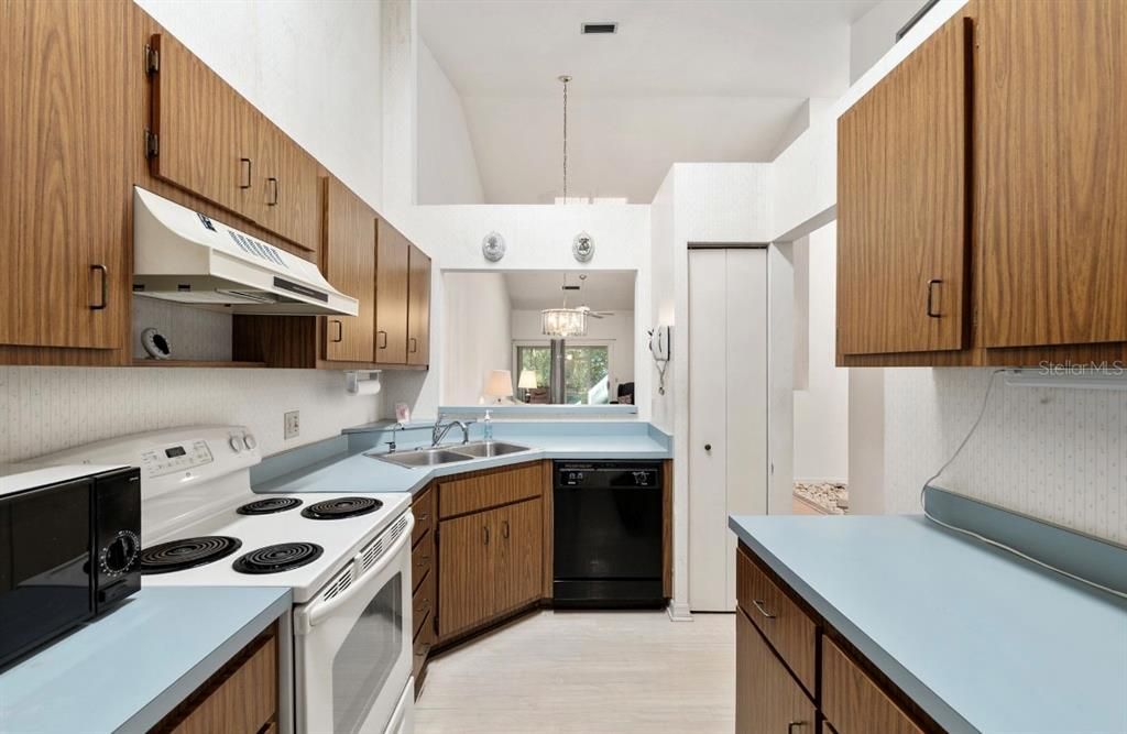 Active With Contract: $174,900 (2 beds, 2 baths, 1250 Square Feet)