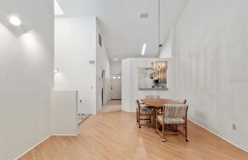 Active With Contract: $174,900 (2 beds, 2 baths, 1250 Square Feet)