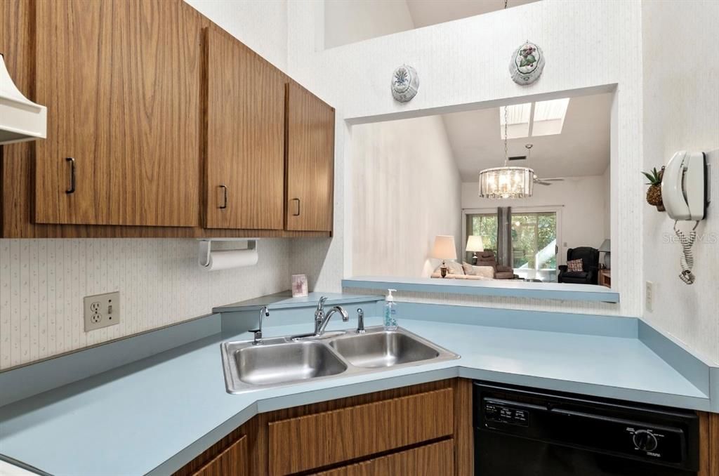 Active With Contract: $174,900 (2 beds, 2 baths, 1250 Square Feet)