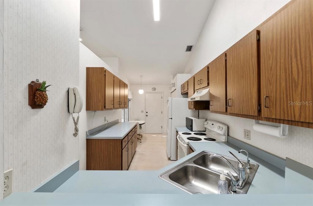 Active With Contract: $174,900 (2 beds, 2 baths, 1250 Square Feet)