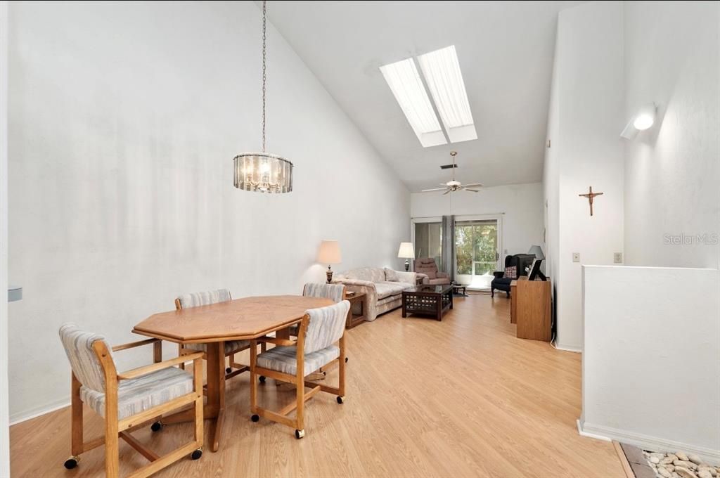 Active With Contract: $174,900 (2 beds, 2 baths, 1250 Square Feet)