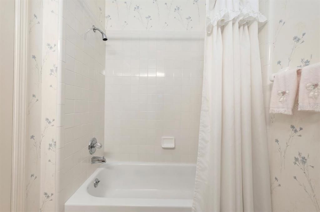 Active With Contract: $174,900 (2 beds, 2 baths, 1250 Square Feet)