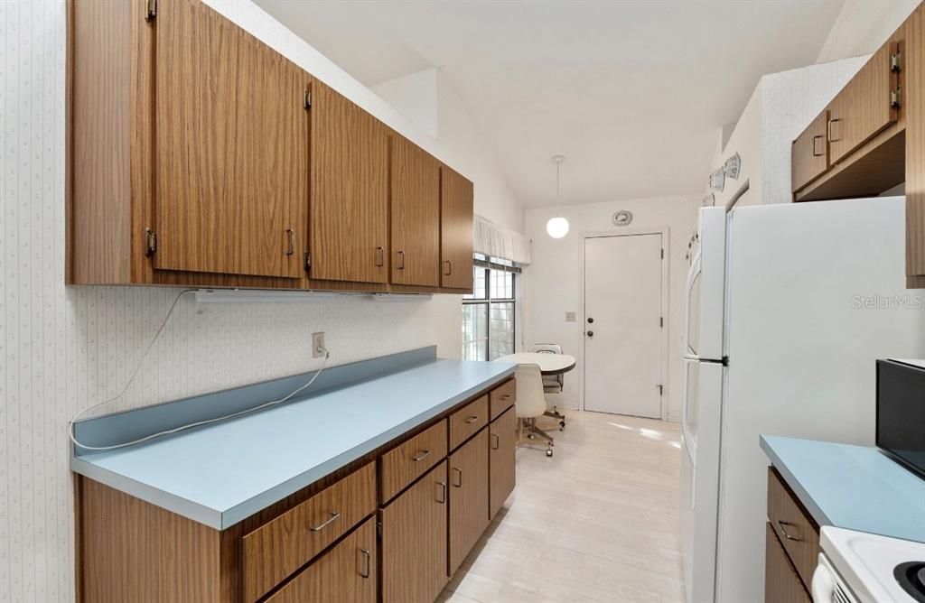 Active With Contract: $174,900 (2 beds, 2 baths, 1250 Square Feet)