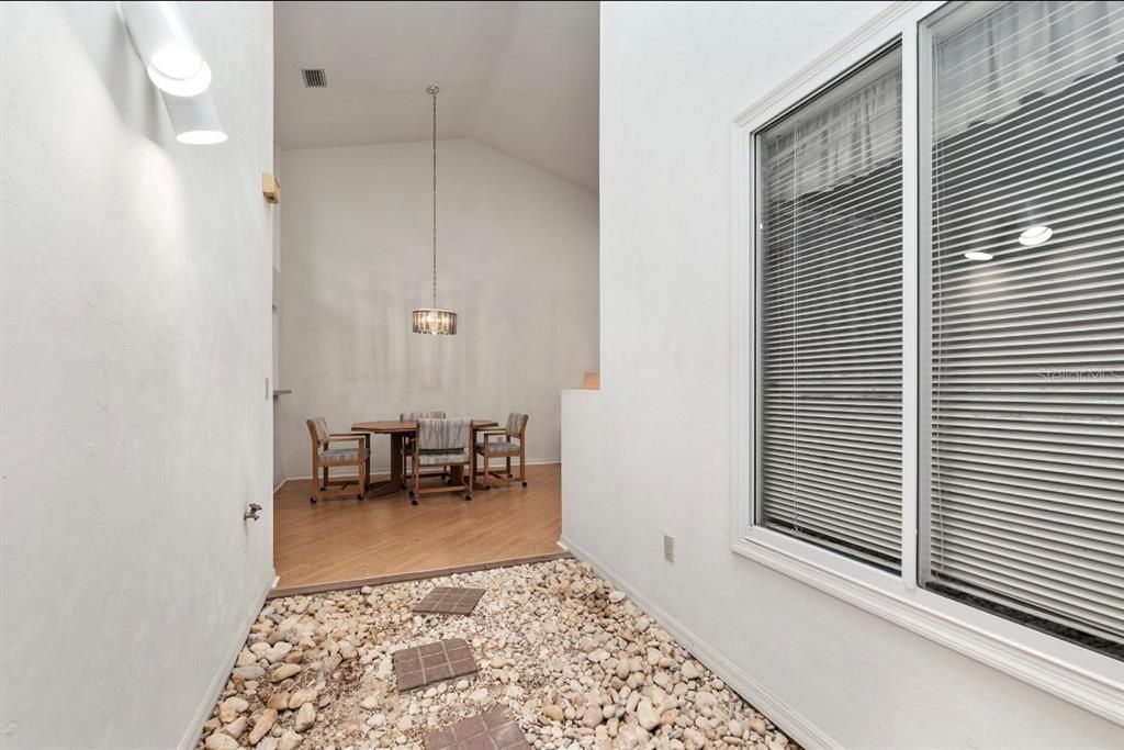 Active With Contract: $174,900 (2 beds, 2 baths, 1250 Square Feet)