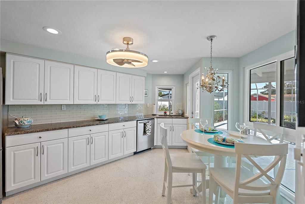 合同活跃: $398,000 (2 贝兹, 2 浴室, 1291 平方英尺)