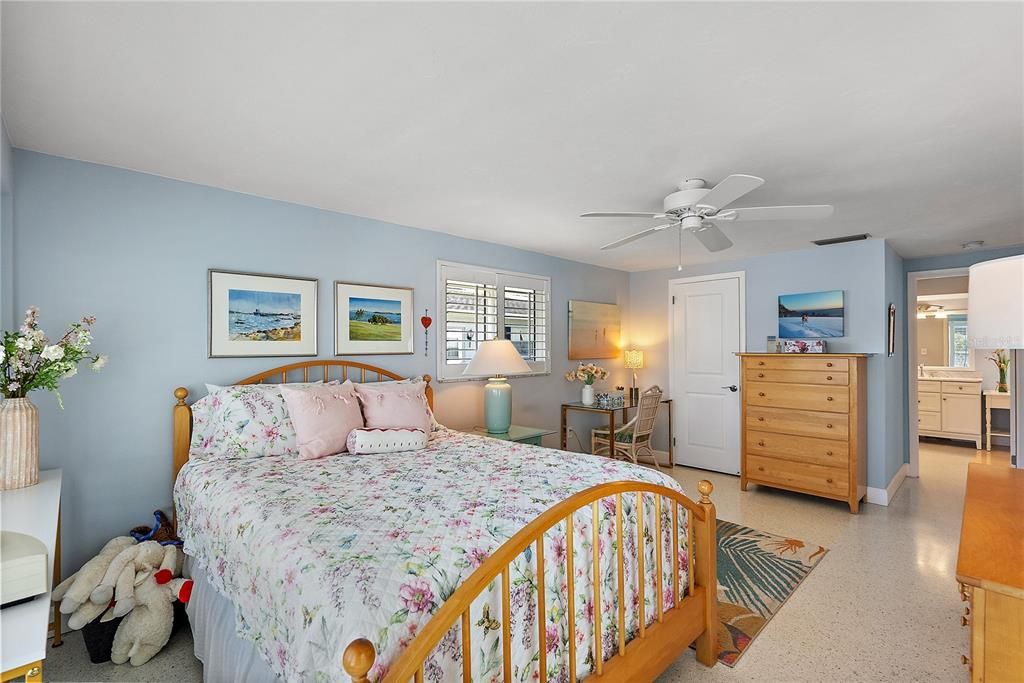 合同活跃: $398,000 (2 贝兹, 2 浴室, 1291 平方英尺)