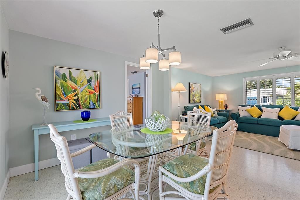 合同活跃: $398,000 (2 贝兹, 2 浴室, 1291 平方英尺)