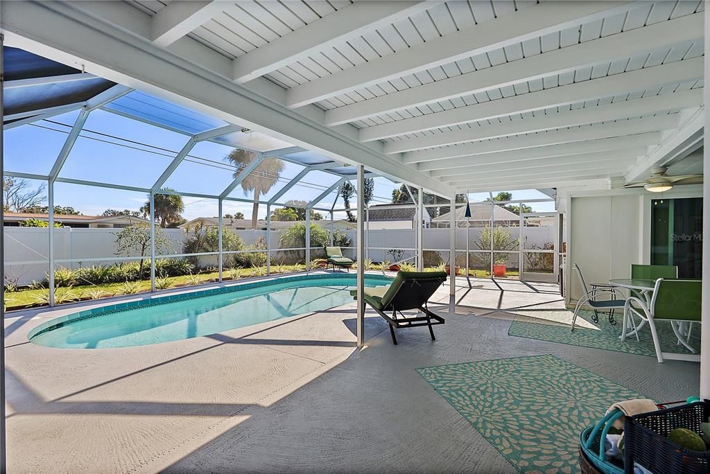 合同活跃: $398,000 (2 贝兹, 2 浴室, 1291 平方英尺)