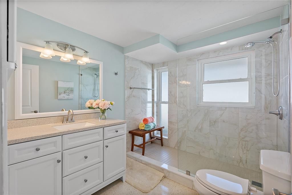 合同活跃: $398,000 (2 贝兹, 2 浴室, 1291 平方英尺)