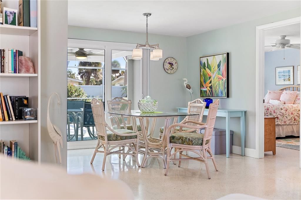 合同活跃: $398,000 (2 贝兹, 2 浴室, 1291 平方英尺)