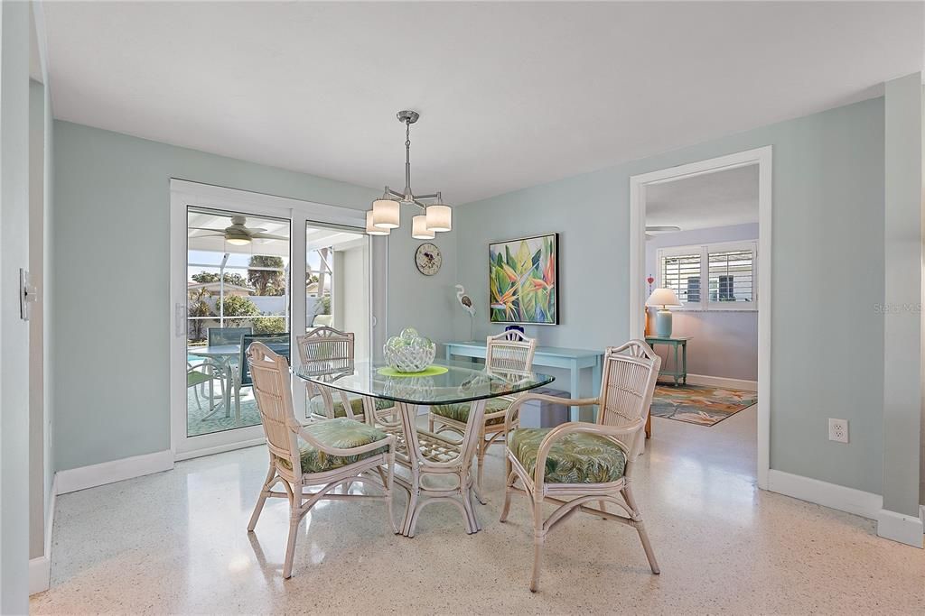 合同活跃: $398,000 (2 贝兹, 2 浴室, 1291 平方英尺)