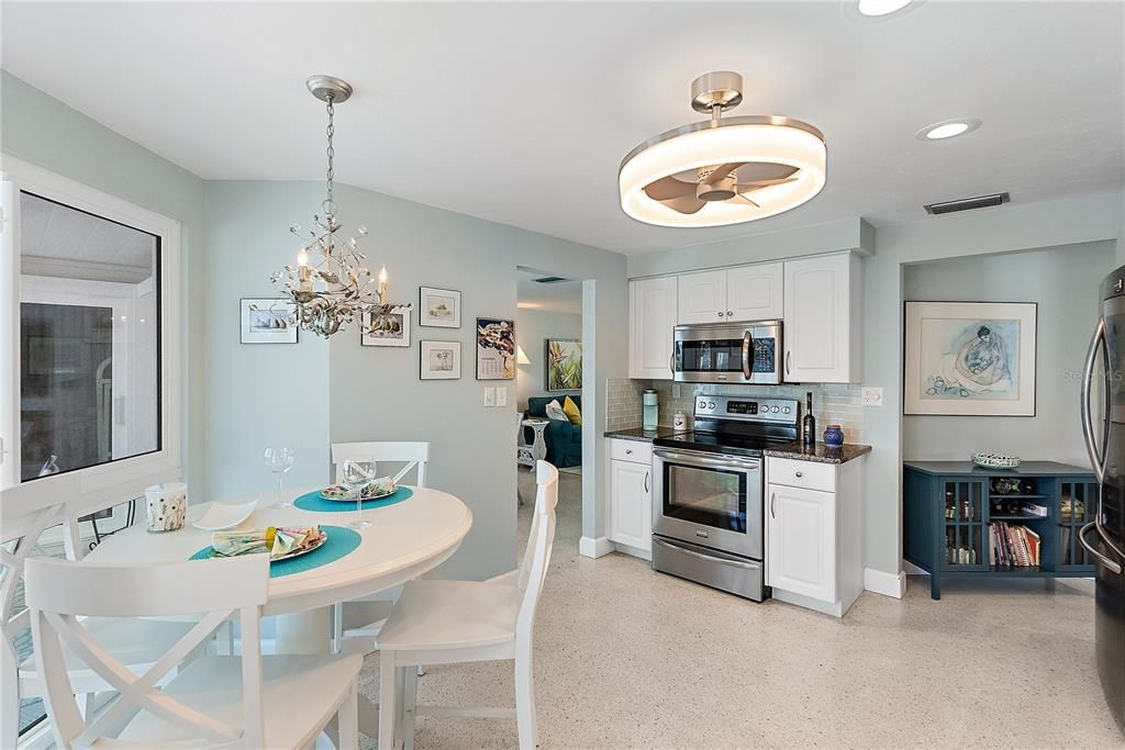 合同活跃: $398,000 (2 贝兹, 2 浴室, 1291 平方英尺)