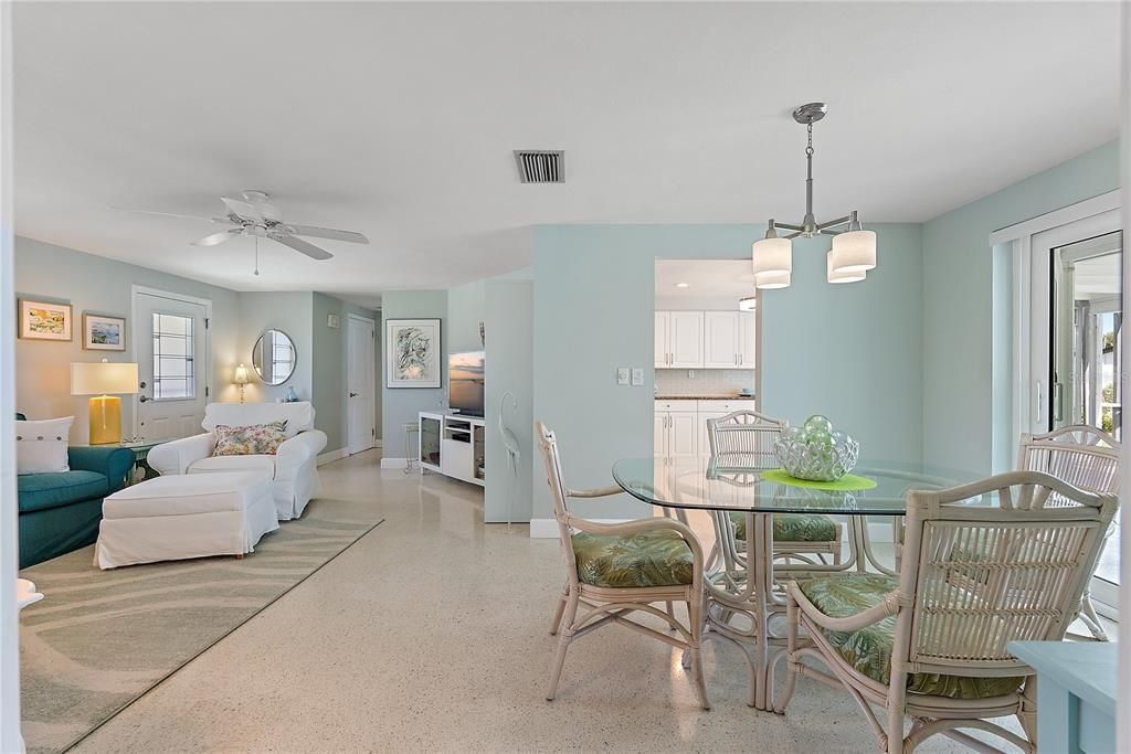 合同活跃: $398,000 (2 贝兹, 2 浴室, 1291 平方英尺)