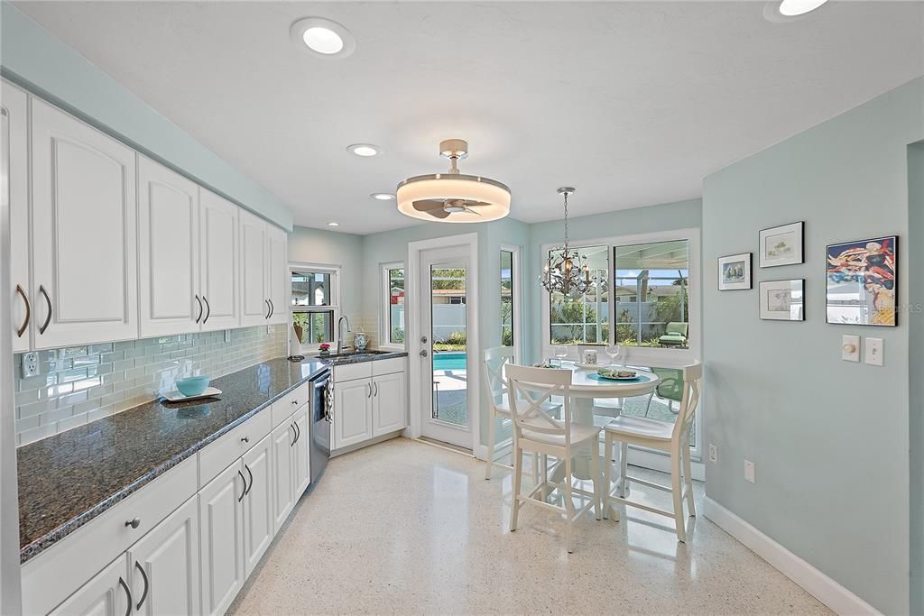 合同活跃: $398,000 (2 贝兹, 2 浴室, 1291 平方英尺)