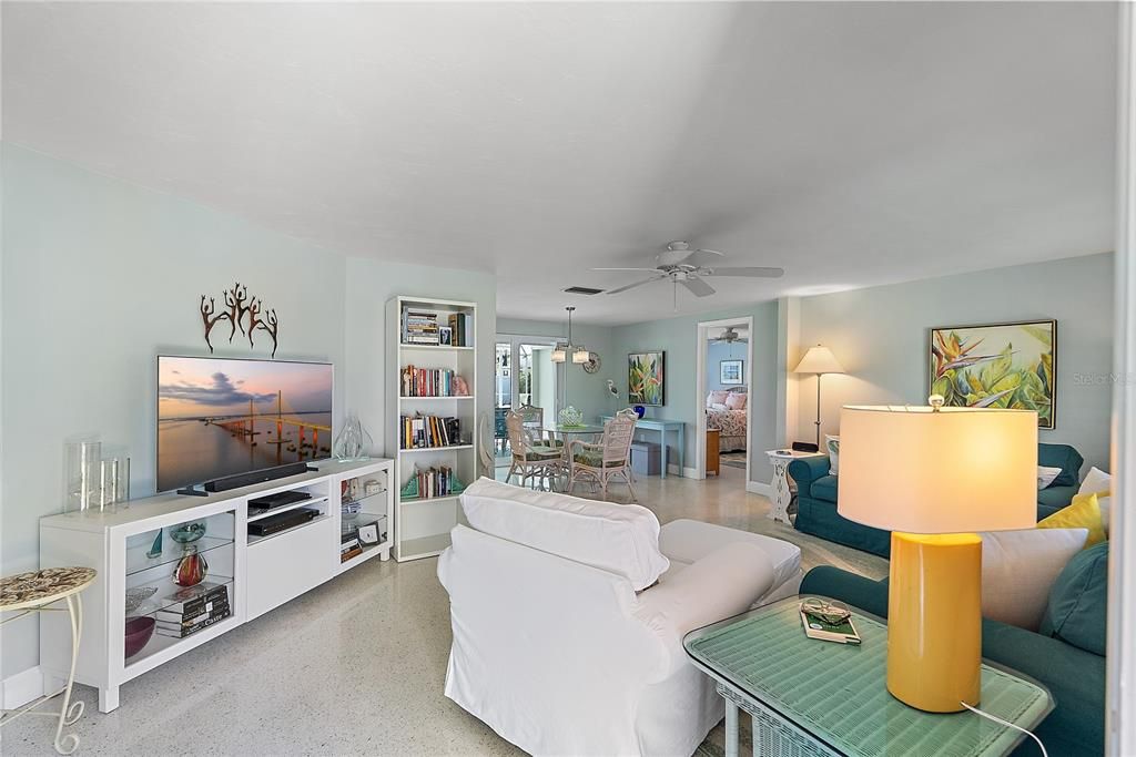 合同活跃: $398,000 (2 贝兹, 2 浴室, 1291 平方英尺)