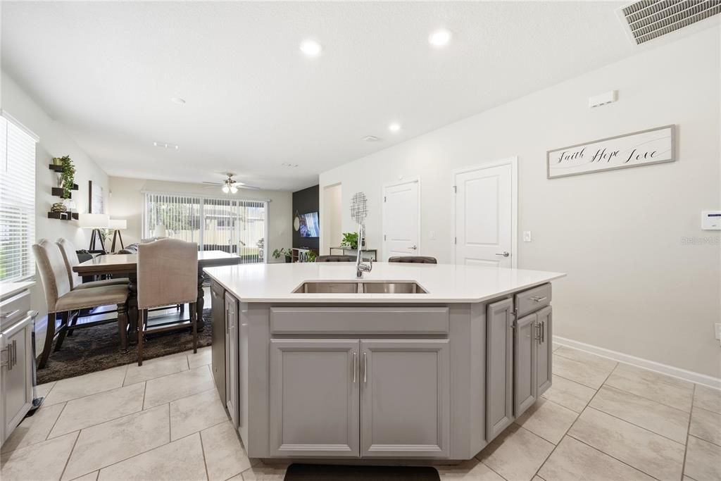 待售: $445,000 (3 贝兹, 2 浴室, 2225 平方英尺)