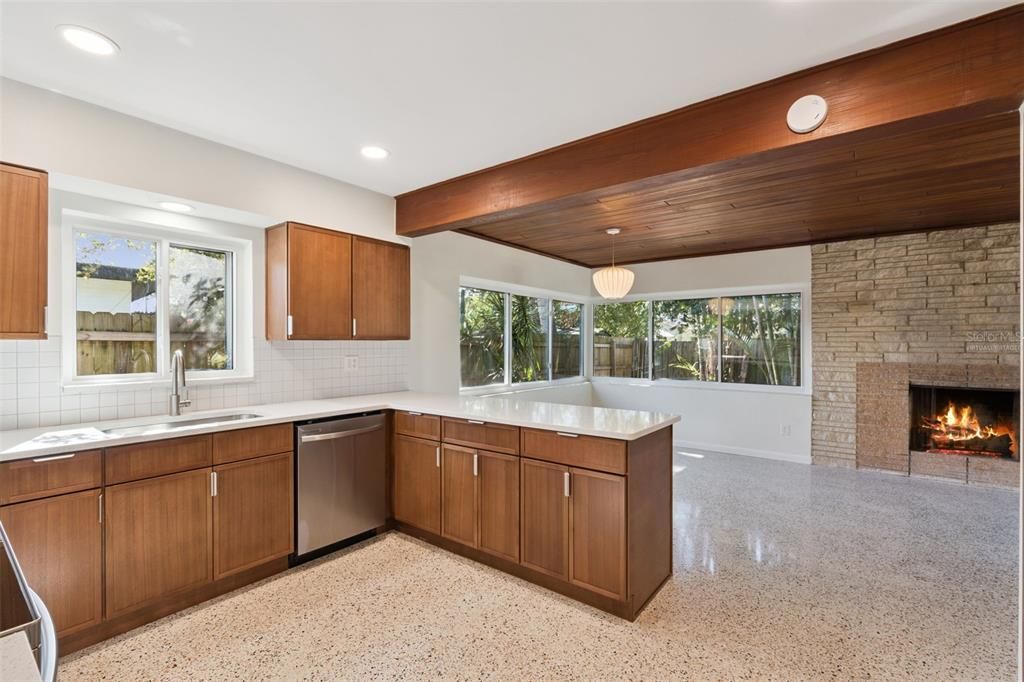 Activo con contrato: $419,900 (3 camas, 2 baños, 1521 Pies cuadrados)