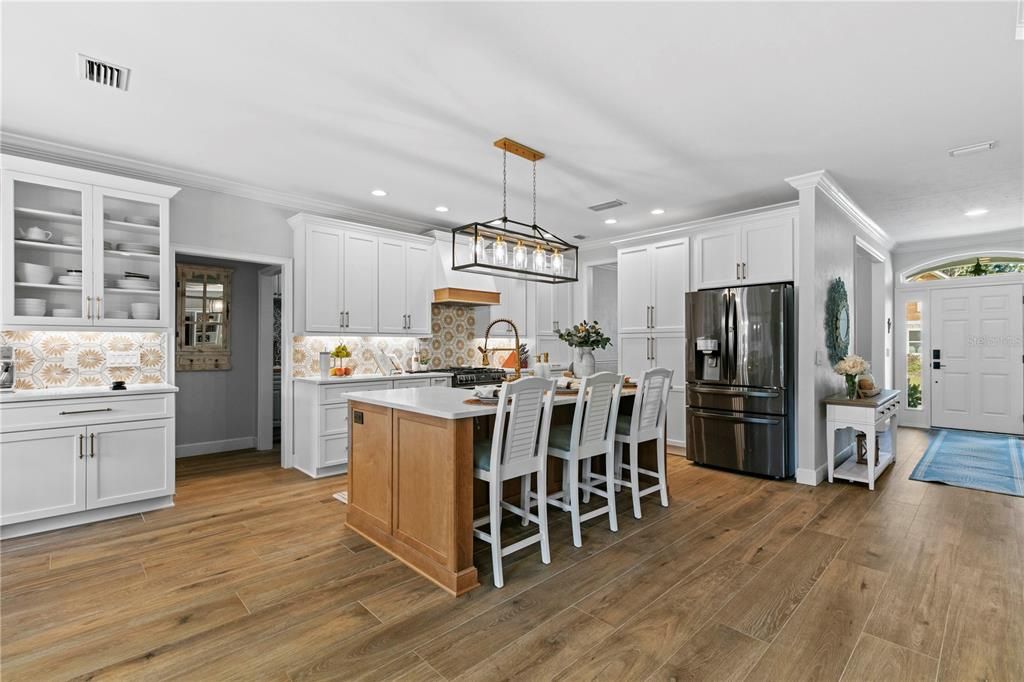 Под контрактом: $679,900 (5 спален, 3 ванн, 2574 Квадратных фут)