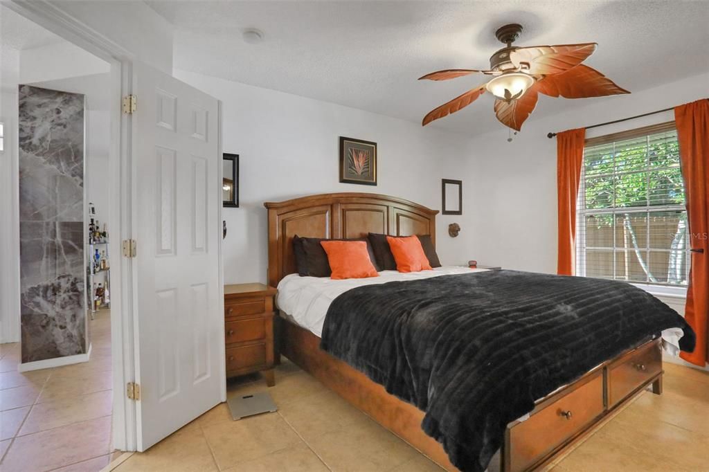 合同活跃: $459,900 (4 贝兹, 3 浴室, 2451 平方英尺)