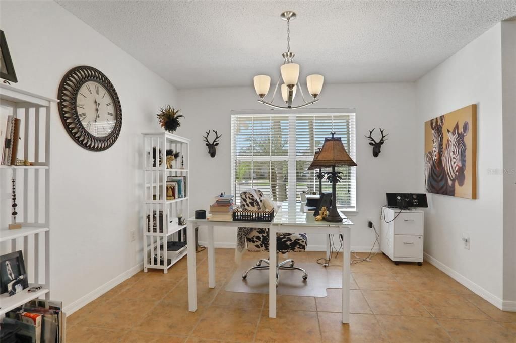 合同活跃: $459,900 (4 贝兹, 3 浴室, 2451 平方英尺)