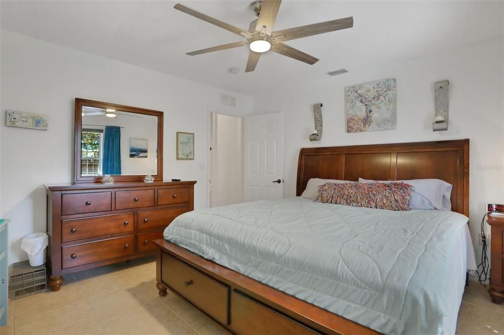 合同活跃: $459,900 (4 贝兹, 3 浴室, 2451 平方英尺)