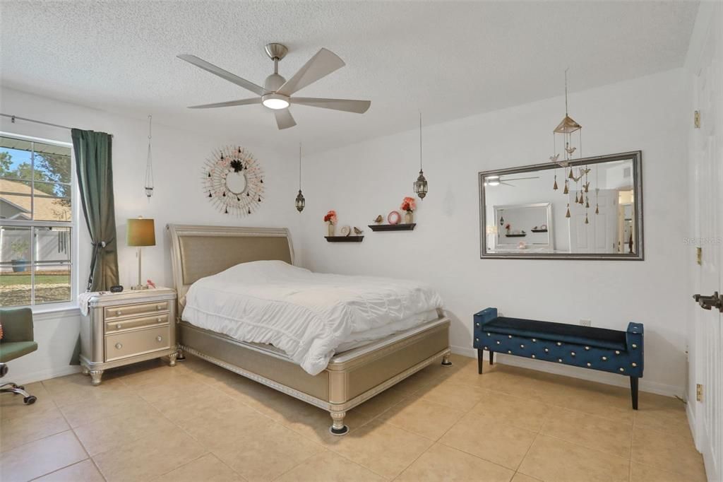 合同活跃: $459,900 (4 贝兹, 3 浴室, 2451 平方英尺)