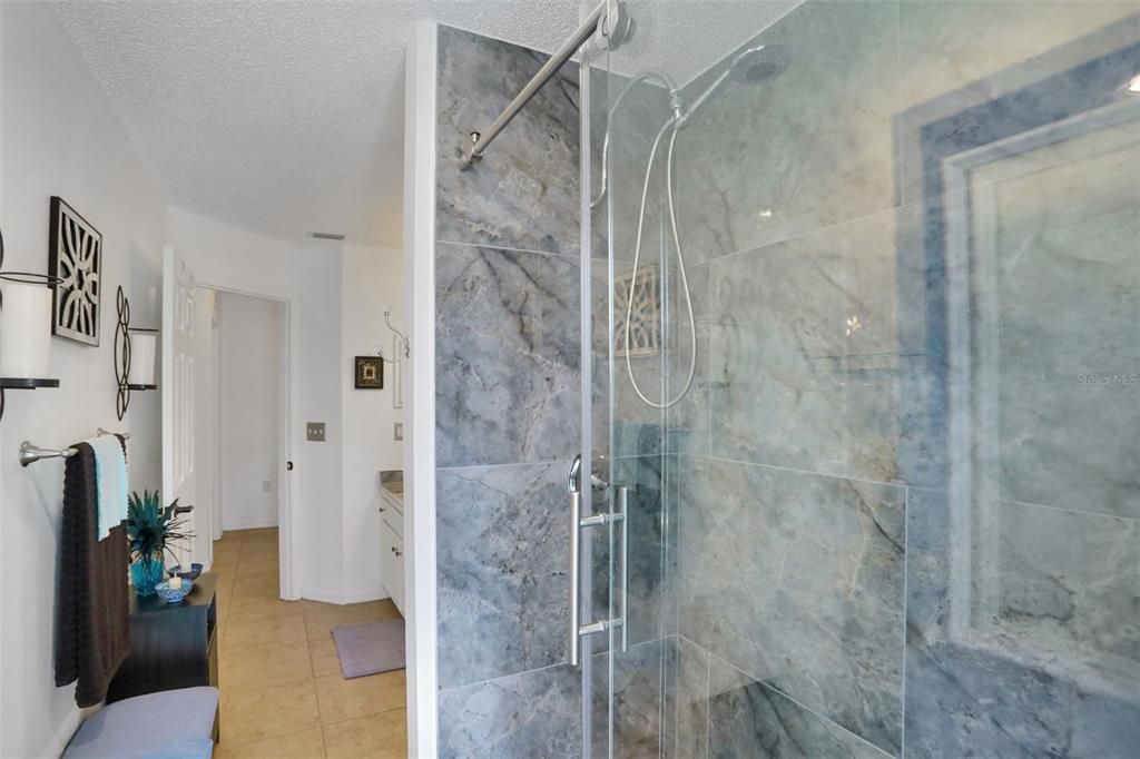 合同活跃: $459,900 (4 贝兹, 3 浴室, 2451 平方英尺)