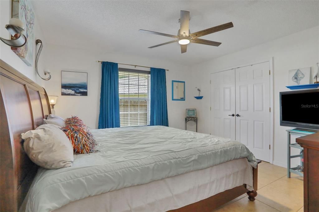 合同活跃: $459,900 (4 贝兹, 3 浴室, 2451 平方英尺)