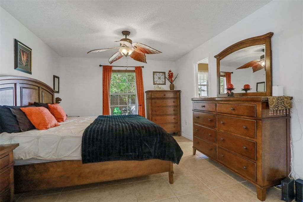 合同活跃: $459,900 (4 贝兹, 3 浴室, 2451 平方英尺)