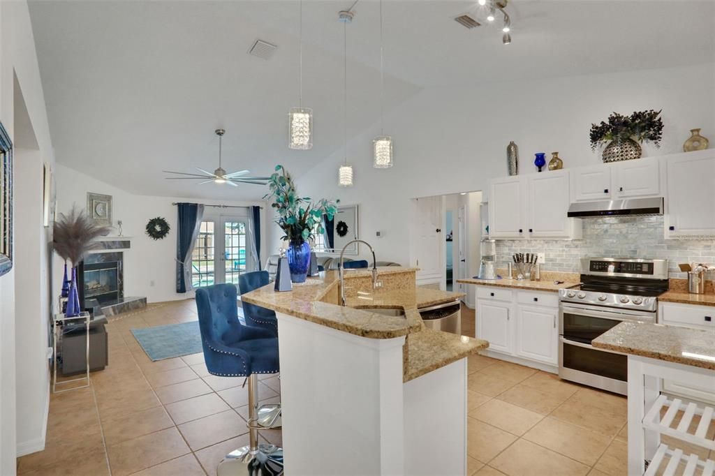 合同活跃: $459,900 (4 贝兹, 3 浴室, 2451 平方英尺)