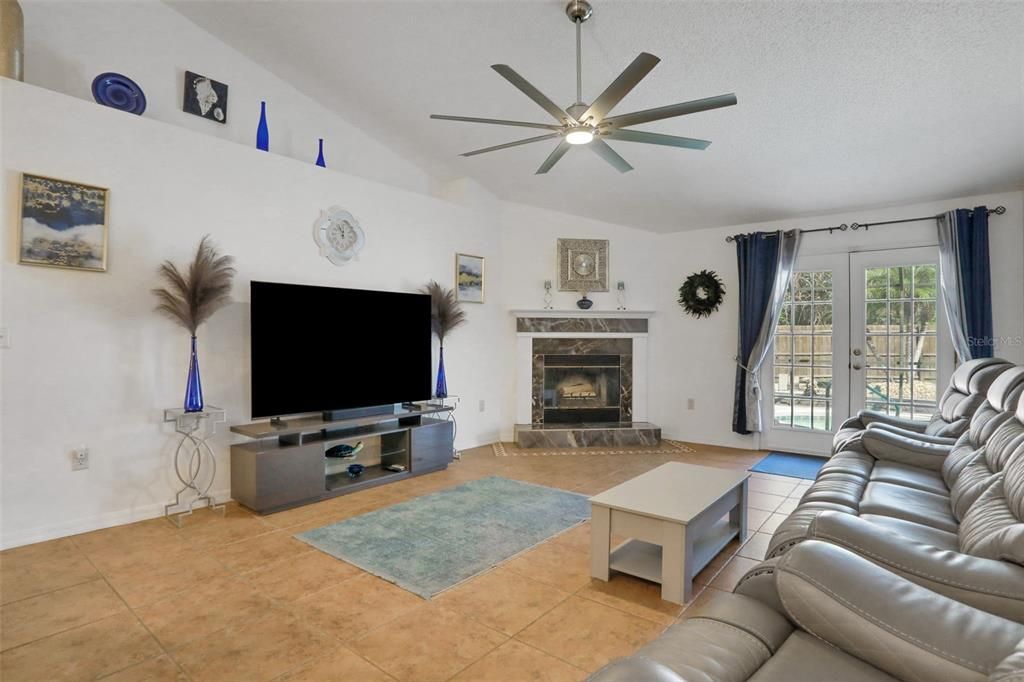 合同活跃: $459,900 (4 贝兹, 3 浴室, 2451 平方英尺)