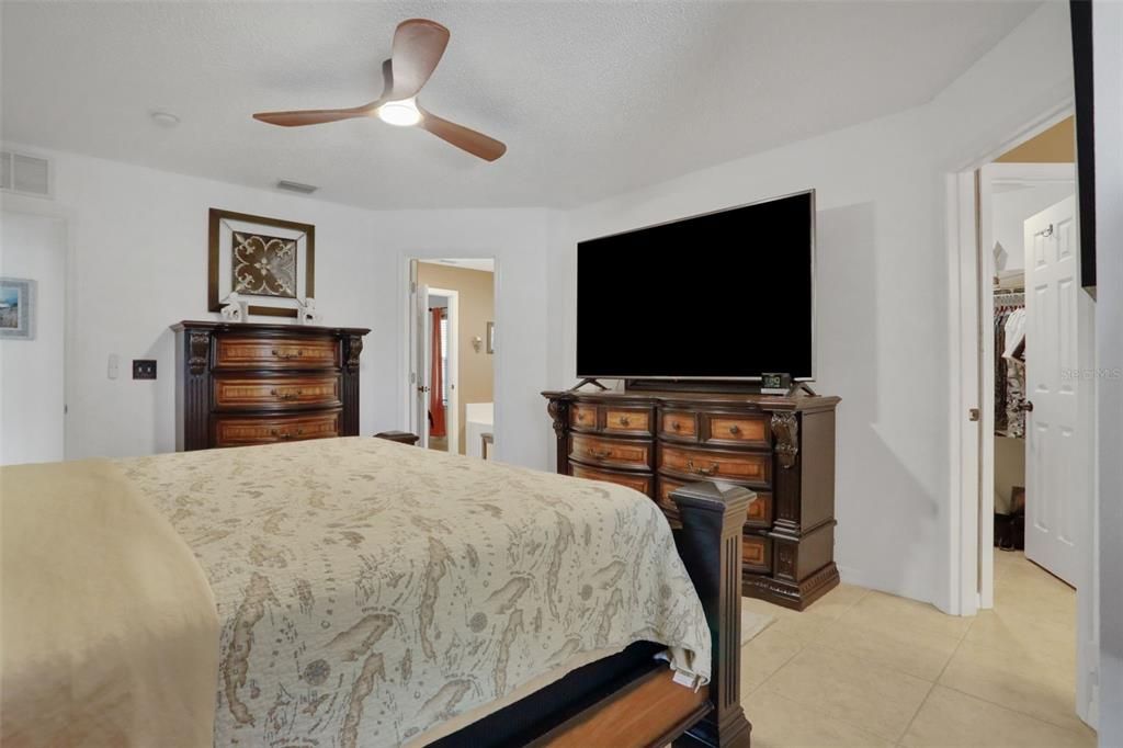 合同活跃: $459,900 (4 贝兹, 3 浴室, 2451 平方英尺)