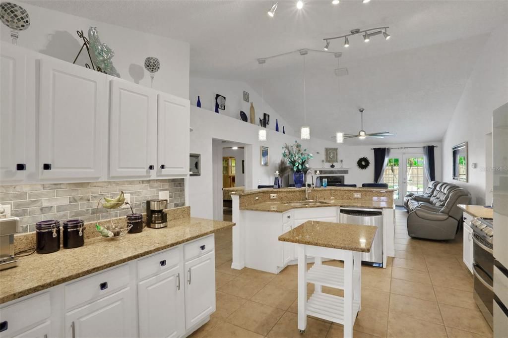 合同活跃: $459,900 (4 贝兹, 3 浴室, 2451 平方英尺)