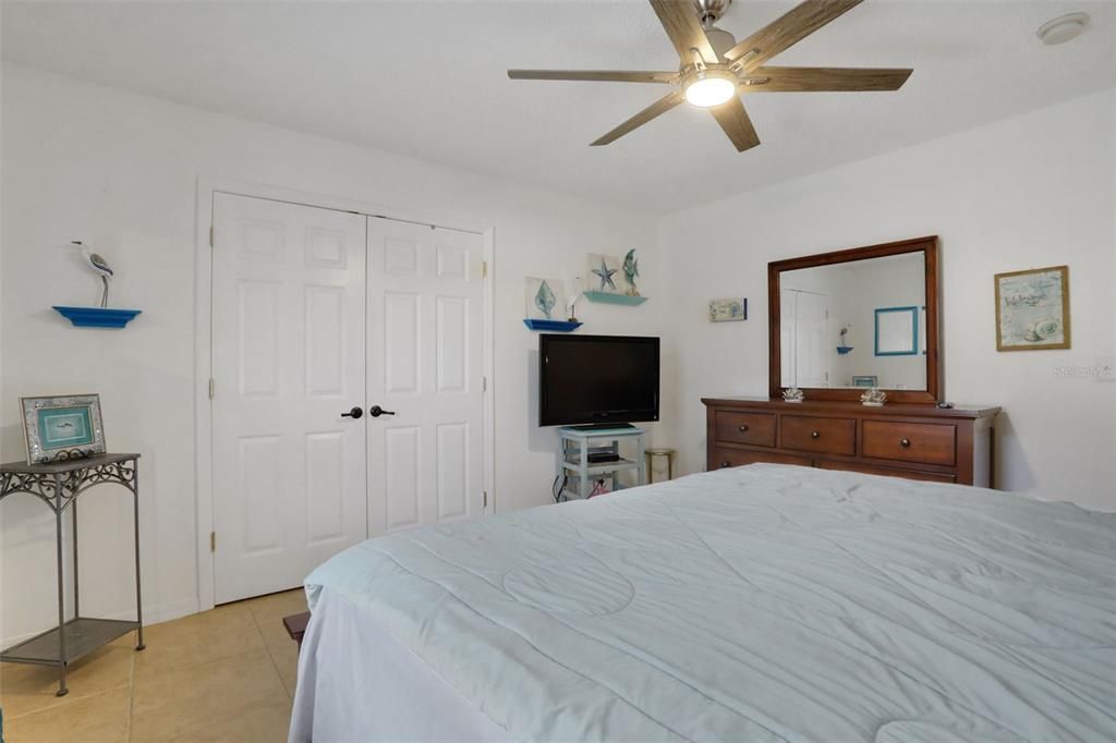 合同活跃: $459,900 (4 贝兹, 3 浴室, 2451 平方英尺)