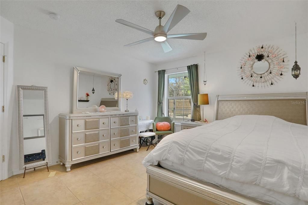 合同活跃: $459,900 (4 贝兹, 3 浴室, 2451 平方英尺)