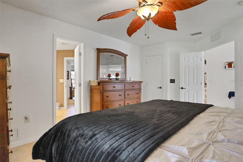 合同活跃: $459,900 (4 贝兹, 3 浴室, 2451 平方英尺)