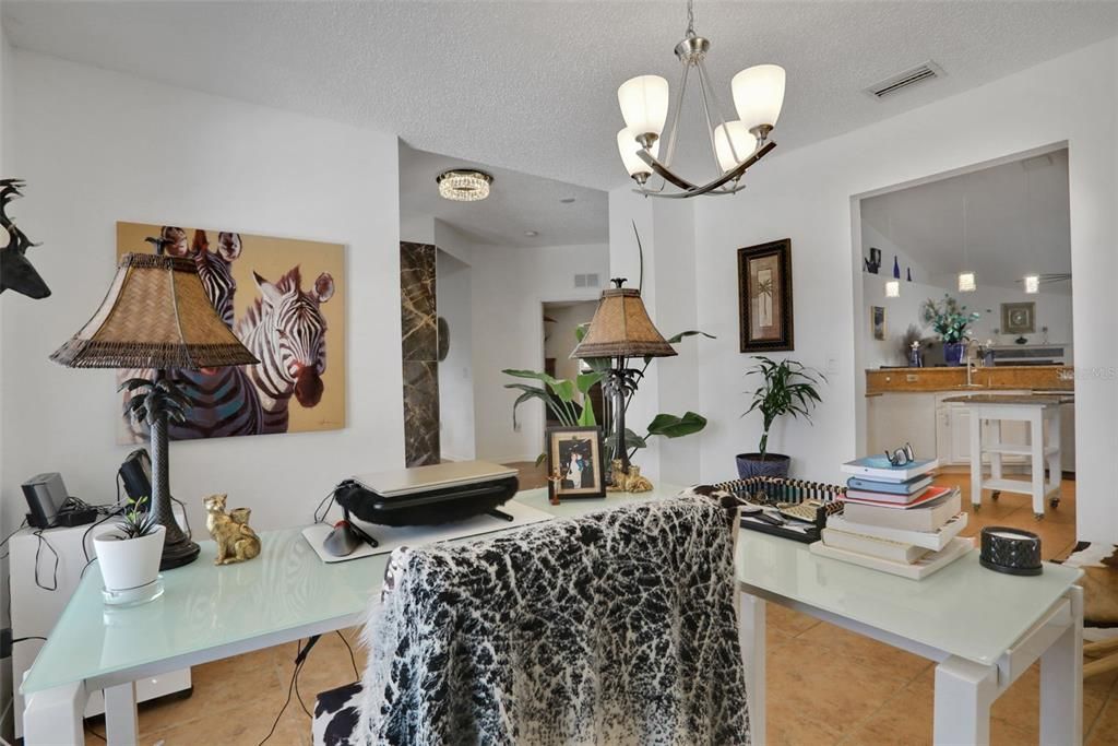 合同活跃: $459,900 (4 贝兹, 3 浴室, 2451 平方英尺)