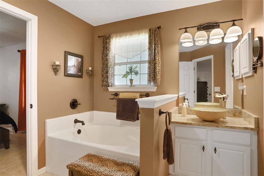 合同活跃: $459,900 (4 贝兹, 3 浴室, 2451 平方英尺)