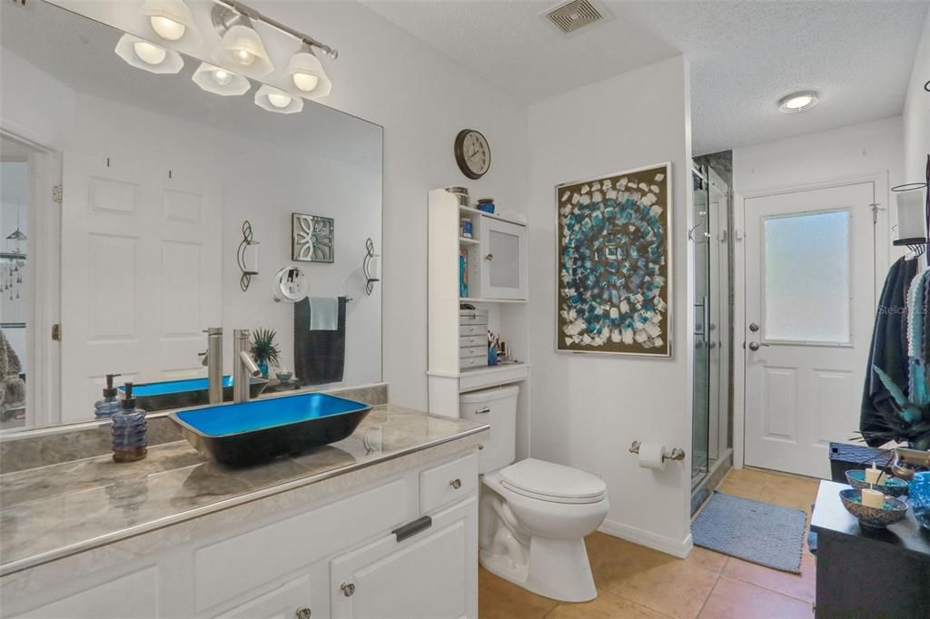 合同活跃: $459,900 (4 贝兹, 3 浴室, 2451 平方英尺)