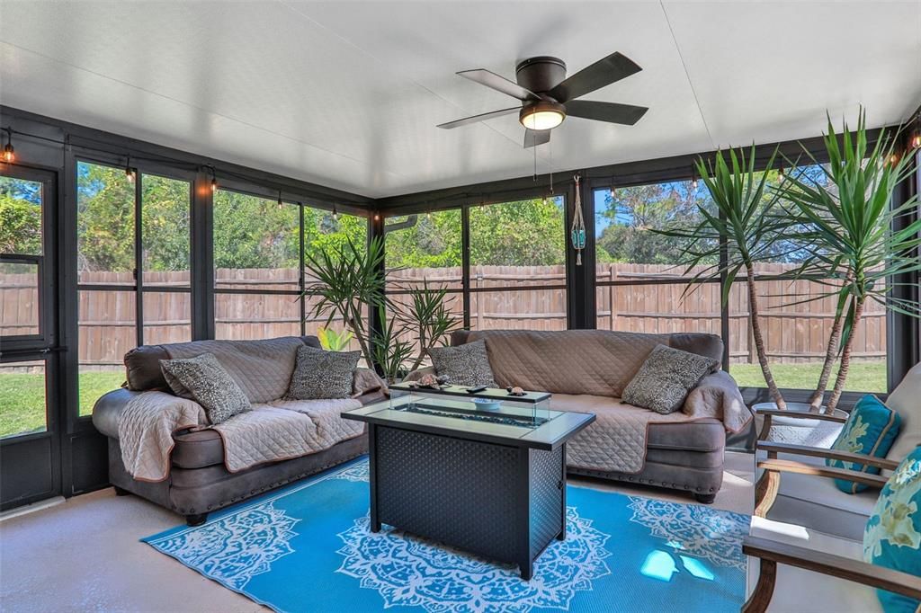 合同活跃: $459,900 (4 贝兹, 3 浴室, 2451 平方英尺)