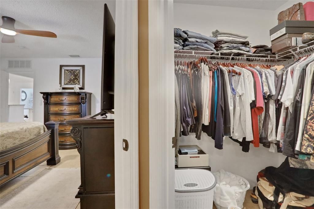 合同活跃: $459,900 (4 贝兹, 3 浴室, 2451 平方英尺)