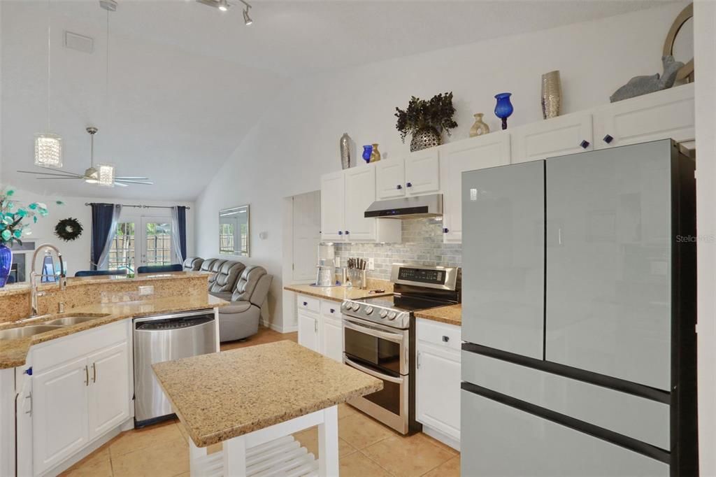 合同活跃: $459,900 (4 贝兹, 3 浴室, 2451 平方英尺)