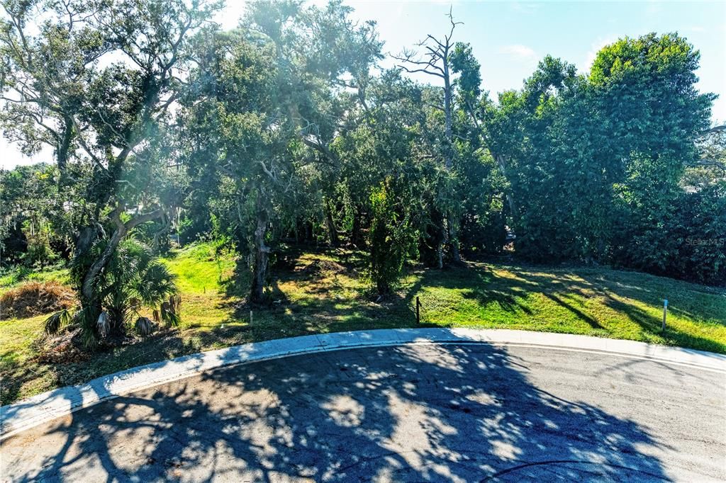 На продажу: $595,000 (0.19 acres)