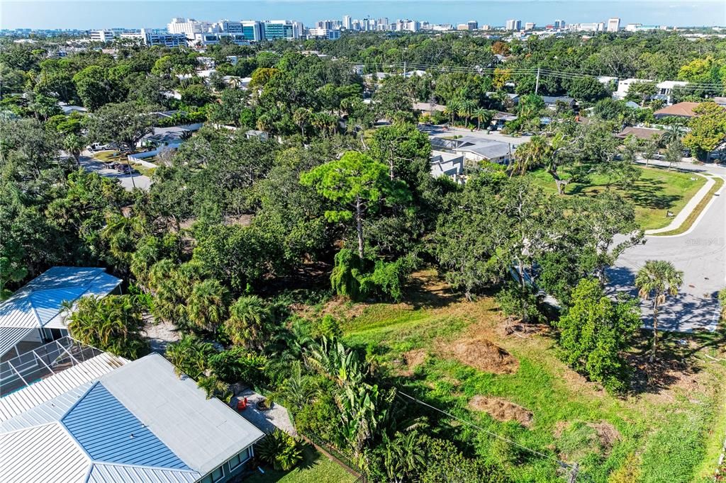 На продажу: $595,000 (0.19 acres)