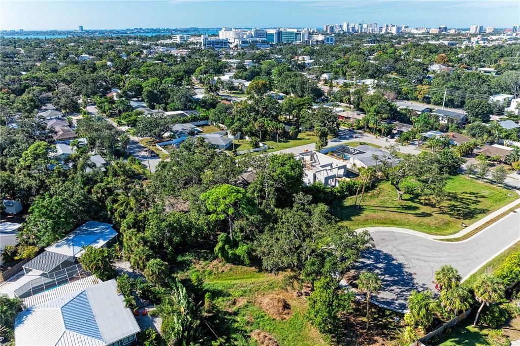 На продажу: $595,000 (0.19 acres)