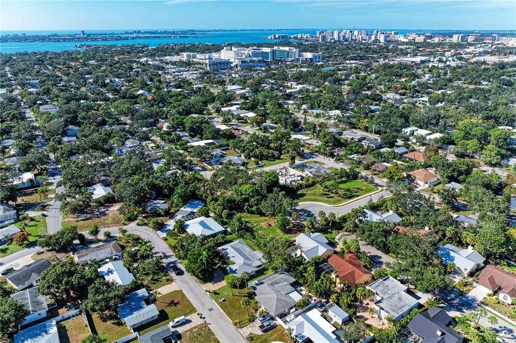 На продажу: $595,000 (0.19 acres)