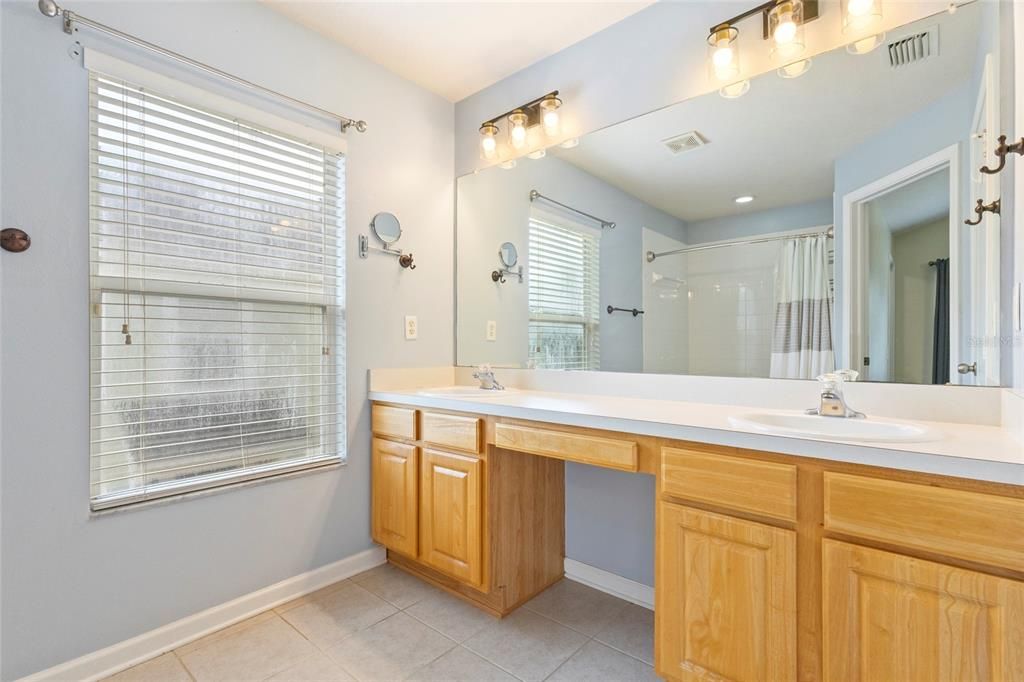 For Rent: $2,300 (3 beds, 2 baths, 1976 Square Feet)