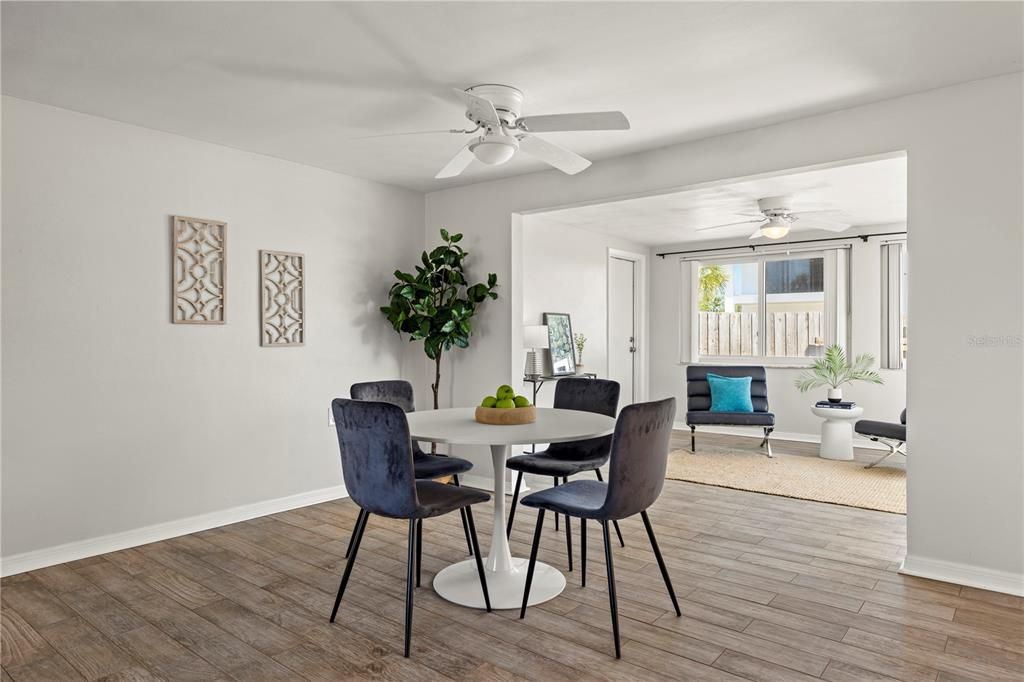 待售: $349,900 (2 贝兹, 2 浴室, 1296 平方英尺)