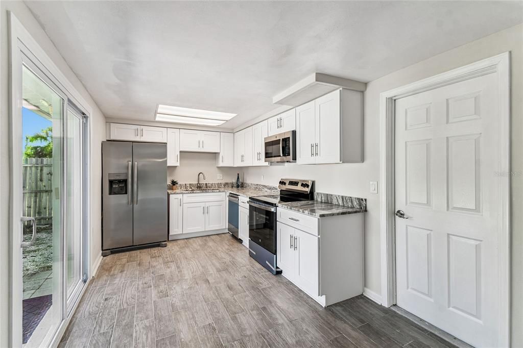 待售: $349,900 (2 贝兹, 2 浴室, 1296 平方英尺)