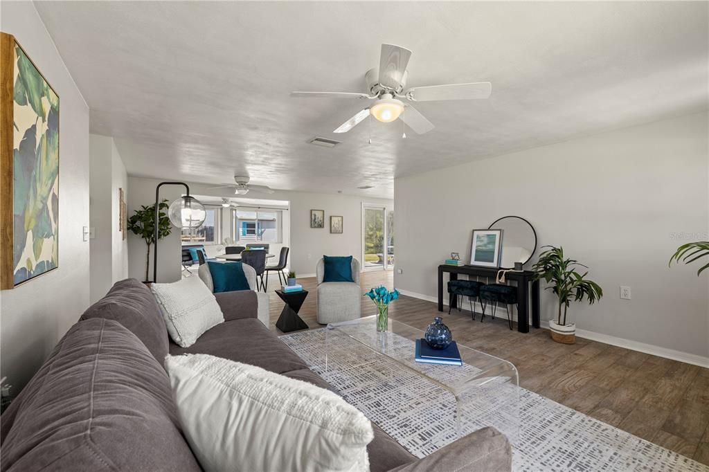 待售: $349,900 (2 贝兹, 2 浴室, 1296 平方英尺)